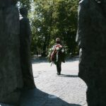 08.05.2020. Kielce. 75. rocznica zakończenia II wojny światowej. Zbigniew Koniusz - wojewoda świętokrzyski składa kwiaty pod pomnikiem Armii Krajowej na Skwerze im. Stefana Żeromskiego / Wiktor Taszłow / Radio Kielce