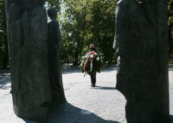 08.05.2020. Kielce. 75. rocznica zakończenia II wojny światowej. Zbigniew Koniusz - wojewoda świętokrzyski składa kwiaty pod pomnikiem Armii Krajowej na Skwerze im. Stefana Żeromskiego / Wiktor Taszłow / Radio Kielce