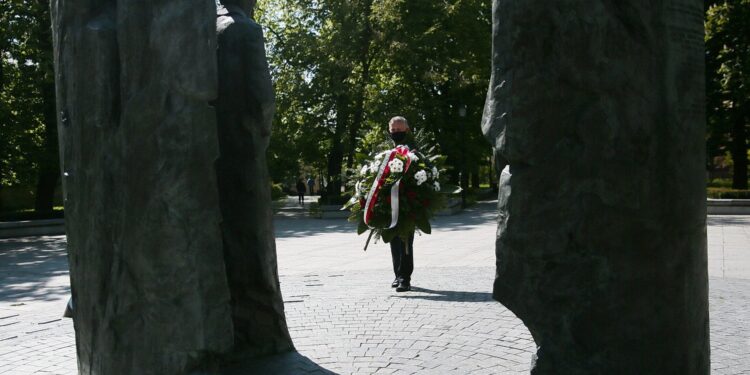 08.05.2020. Kielce. 75. rocznica zakończenia II wojny światowej. Zbigniew Koniusz - wojewoda świętokrzyski składa kwiaty pod pomnikiem Armii Krajowej na Skwerze im. Stefana Żeromskiego / Wiktor Taszłow / Radio Kielce