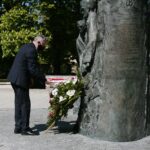 08.05.2020. Kielce. 75. rocznica zakończenia II wojny światowej. Zbigniew Koniusz - wojewoda świętokrzyski składa kwiaty pod pomnikiem Armii Krajowej na Skwerze im. Stefana Żeromskiego / Wiktor Taszłow / Radio Kielce