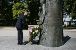 08.05.2020. Kielce. 75. rocznica zakończenia II wojny światowej. Zbigniew Koniusz - wojewoda świętokrzyski składa kwiaty pod pomnikiem Armii Krajowej na Skwerze im. Stefana Żeromskiego / Wiktor Taszłow / Radio Kielce