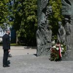 08.05.2020. Kielce. 75. rocznica zakończenia II wojny światowej. Zbigniew Koniusz - wojewoda świętokrzyski składa kwiaty pod pomnikiem Armii Krajowej na Skwerze im. Stefana Żeromskiego / Wiktor Taszłow / Radio Kielce
