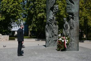 08.05.2020. Kielce. 75. rocznica zakończenia II wojny światowej. Zbigniew Koniusz - wojewoda świętokrzyski składa kwiaty pod pomnikiem Armii Krajowej na Skwerze im. Stefana Żeromskiego / Wiktor Taszłow / Radio Kielce