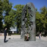 08.05.2020. Kielce. 75. rocznica zakończenia II wojny światowej. Zbigniew Koniusz - wojewoda świętokrzyski składa kwiaty pod pomnikiem Armii Krajowej na Skwerze im. Stefana Żeromskiego / Wiktor Taszłow / Radio Kielce