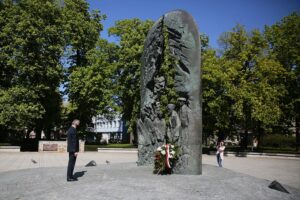 08.05.2020. Kielce. 75. rocznica zakończenia II wojny światowej. Zbigniew Koniusz - wojewoda świętokrzyski składa kwiaty pod pomnikiem Armii Krajowej na Skwerze im. Stefana Żeromskiego / Wiktor Taszłow / Radio Kielce