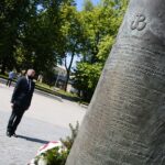 08.05.2020. Kielce. 75. rocznica zakończenia II wojny światowej. Zbigniew Koniusz - wojewoda świętokrzyski składa kwiaty pod pomnikiem Armii Krajowej na Skwerze im. Stefana Żeromskiego / Wiktor Taszłow / Radio Kielce