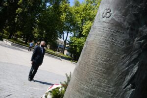 08.05.2020. Kielce. 75. rocznica zakończenia II wojny światowej. Zbigniew Koniusz - wojewoda świętokrzyski składa kwiaty pod pomnikiem Armii Krajowej na Skwerze im. Stefana Żeromskiego / Wiktor Taszłow / Radio Kielce