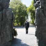 08.05.2020. Kielce. 75. rocznica zakończenia II wojny światowej. Zbigniew Koniusz - wojewoda świętokrzyski składa kwiaty pod pomnikiem Armii Krajowej na Skwerze im. Stefana Żeromskiego / Wiktor Taszłow / Radio Kielce