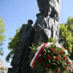 08.05.2020. Kielce. 75. rocznica zakończenia II wojny światowej. Zbigniew Koniusz - wojewoda świętokrzyski składa kwiaty pod pomnikiem Armii Krajowej na Skwerze im. Stefana Żeromskiego / Wiktor Taszłow / Radio Kielce