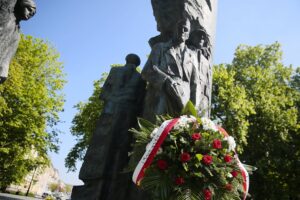 08.05.2020. Kielce. 75. rocznica zakończenia II wojny światowej. Zbigniew Koniusz - wojewoda świętokrzyski składa kwiaty pod pomnikiem Armii Krajowej na Skwerze im. Stefana Żeromskiego / Wiktor Taszłow / Radio Kielce