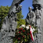 08.05.2020. Kielce. 75. rocznica zakończenia II wojny światowej. Zbigniew Koniusz - wojewoda świętokrzyski składa kwiaty pod pomnikiem Armii Krajowej na Skwerze im. Stefana Żeromskiego / Wiktor Taszłow / Radio Kielce