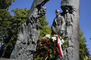 08.05.2020. Kielce. 75. rocznica zakończenia II wojny światowej. Zbigniew Koniusz - wojewoda świętokrzyski składa kwiaty pod pomnikiem Armii Krajowej na Skwerze im. Stefana Żeromskiego / Wiktor Taszłow / Radio Kielce