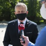 08.05.2020. Kielce. 75. rocznica zakończenia II wojny światowej. Zbigniew Koniusz - wojewoda świętokrzyski składa kwiaty pod pomnikiem Armii Krajowej na Skwerze im. Stefana Żeromskiego / Wiktor Taszłow / Radio Kielce