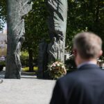 08.05.2020. Kielce. 75. rocznica zakończenia II wojny światowej. Zbigniew Koniusz - wojewoda świętokrzyski składa kwiaty pod pomnikiem Armii Krajowej na Skwerze im. Stefana Żeromskiego / Wiktor Taszłow / Radio Kielce