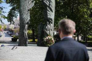 08.05.2020. Kielce. 75. rocznica zakończenia II wojny światowej. Zbigniew Koniusz - wojewoda świętokrzyski składa kwiaty pod pomnikiem Armii Krajowej na Skwerze im. Stefana Żeromskiego / Wiktor Taszłow / Radio Kielce