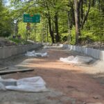 30.04.2020. Świętokrzyski Park Narodowy. Budowa ścieżki rowerowej Święta Katarzyna - Krajno / Wiktor Taszłow / Radio Kielce