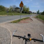 30.04.2020. Świętokrzyski Park Narodowy. Budowa ścieżki rowerowej Święta Katarzyna - Podgórze / Wiktor Taszłow / Radio Kielce