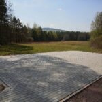30.04.2020. Świętokrzyski Park Narodowy. Budowa ścieżki rowerowej Święta Katarzyna - Podgórze / Wiktor Taszłow / Radio Kielce