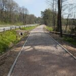 30.04.2020. Świętokrzyski Park Narodowy. Budowa ścieżki rowerowej Święta Katarzyna - Podgórze / Wiktor Taszłow / Radio Kielce