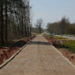 30.04.2020. Świętokrzyski Park Narodowy. Budowa ścieżki rowerowej Święta Katarzyna - Podgórze / Wiktor Taszłow / Radio Kielce