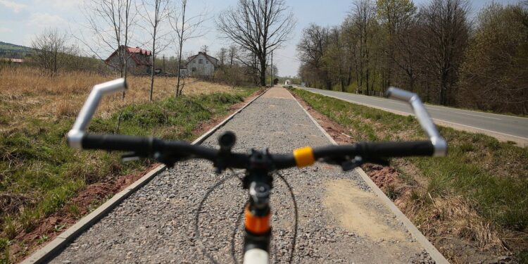 Warszawa. Rowery miejskie Veturilo dostępne od 6 maja - Radio Kielce 30.04.2020. Świętokrzyski Park Narodowy. Budowa ścieżki rowerowej Święta Katarzyna - Podgórze / Wiktor Taszłow / Radio Kielce
