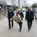 12.05.2020. Kielce. Złożenie kwiatów przed pomnikiem Przemysława Gosiewskiego w rocznicę jego urodzin. Na zdjęciu (od lewej): Jarosław Karyś - wiceprzewodniczący Rady Miasta Kielce, poseł Krzysztof Lipiec - lider świętokrzyskich struktur PiS, Andrzej Pruś - przewodniczący Sejmiku Województwa Świętokrzyskiego / Wiktor Taszłow / Radio Kielce