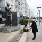 12.05.2020. Kielce. Złożenie kwiatów przed pomnikiem Przemysława Gosiewskiego w rocznicę jego urodzin. Na zdjęciu: poseł Krzysztof Lipiec - lider świętokrzyskich struktur PiS / Wiktor Taszłow / Radio Kielce
