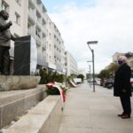 12.05.2020. Kielce. Złożenie kwiatów przed pomnikiem Przemysława Gosiewskiego w rocznicę jego urodzin. Na zdjęciu (od lewej): poseł Krzysztof Lipiec - lider świętokrzyskich struktur PiS i Jarosław Karyś - wiceprzewodniczący Rady Miasta Kielce / Wiktor Taszłow / Radio Kielce