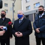 12.05.2020. Kielce. Złożenie kwiatów przed pomnikiem Przemysława Gosiewskiego w rocznicę jego urodzin. Na zdjęciu (od lewej): Andrzej Pruś - przewodniczący Sejmiku, poseł Krzysztof Lipiec - lider świętokrzyskich struktur PiS, Jarosław Karyś - wiceprzewodniczący Rady Miasta Kielce / Wiktor Taszłow / Radio Kielce