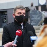 12.05.2020. Kielce. Złożenie kwiatów przed pomnikiem Przemysława Gosiewskiego w rocznicę jego urodzin. Na zdjęciu: Andrzej Pruś - przewodniczący Sejmiku Województwa Świętokrzyskiego / Wiktor Taszłow / Radio Kielce