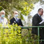 04.05.2020. Kielce. Odlewnia Chemar. Spotkanie z pracownikami. Na zdjęciu (od lewej): Waldemar Bartosz - przewodniczący świętokrzyskiej Solidarności, poseł Piotr Wawrzyk - wiceminister spraw zagranicznych, Paweł Kolczyński - wiceprezes Agencji Rozwoju Przemysłu / Wiktor Taszłow / Radio Kielce