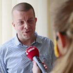 14.05.2020. Kielce. Ule na dachu Spółdzielni Mieszkaniowej Bocianek. Na zdjęciu: Paweł Kubicki - prezes Spółdzielni Mieszkaniowej Bocianek w Kielcach / Wiktor Taszłow / Radio Kielce