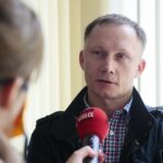 14.05.2020. Kielce. Ule na dachu Spółdzielni Mieszkaniowej Bocianek. Na zdjęciu: Adam Król - wiceprezes Świętokrzyskiego Stowarzyszenia Pszczelarzy / Wiktor Taszłow / Radio Kielce