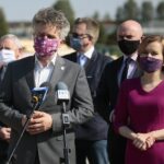 19.05.2020. Bilcza. Konferencja poseł Anny Krupki - wiceminister sportu. Na zdjęciu (od lewej): Krzysztof Słoń - senator PiS, Rafał Nowak - wicewojewoda świętokrzyski i Anna Krupka / Wiktor Taszlow / Radio Kielce