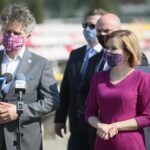 19.05.2020. Bilcza. Konferencja poseł Anny Krupki - wiceminister sportu. Na zdjęciu (od lewej): Krzysztof Słoń - senator PiS, Rafał Nowak - wicewojewoda świętokrzyski i Anna Krupka / Wiktor Taszlow / Radio Kielce