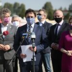 19.05.2020. Bilcza. Konferencja poseł Anny Krupki - wiceminister sportu. Na zdjęciu (od lewej): Krzysztof Słoń - senator PiS, Marcin Dziewięcki, zastępca burmistrza miasta i gminy Morawica, Rafał Nowak - wicewojewoda świętokrzyski i Anna Krupka / Wiktor Taszlow / Radio Kielce