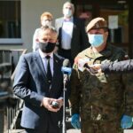 21.05.2020. Kielce. Konferencja przed Domem Pomocy Społecznej przy ulicy Złotej. Na zdjęciu (od lewej): Zbigniew Koniusz - wojewoda świętokrzyski,  płk Grzegorz Motak - dowódca 10. świętokrzyskiej Brygady Obrony Terytorialnej / Wiktor Taszłow / Radio Kielce