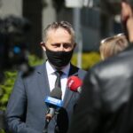 21.05.2020. Kielce. Konferencja przed Domem Pomocy Społecznej przy ulicy Złotej. Na zdjęciu: Zbigniew Koniusz - wojewoda świętokrzyski / Wiktor Taszłow / Radio Kielce