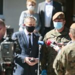 21.05.2020. Kielce. Konferencja przed Domem Pomocy Społecznej przy ulicy Złotej. Na zdjęciu (w środku od lewej): Zbigniew Koniusz - wojewoda świętokrzyski,  płk Grzegorz Motak - dowódca 10. świętokrzyskiej Brygady Obrony Terytorialnej / Wiktor Taszłow / Radio Kielce