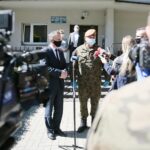 21.05.2020. Kielce. Konferencja przed Domem Pomocy Społecznej przy ulicy Złotej. Na zdjęciu (w środku od lewej): Zbigniew Koniusz - wojewoda świętokrzyski,  płk Grzegorz Motak - dowódca 10. świętokrzyskiej Brygady Obrony Terytorialnej / Wiktor Taszłow / Radio Kielce