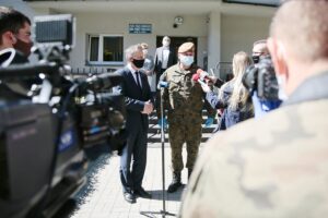 21.05.2020. Kielce. Konferencja przed Domem Pomocy Społecznej przy ulicy Złotej. Na zdjęciu (w środku od lewej): Zbigniew Koniusz - wojewoda świętokrzyski, płk Grzegorz Motak - dowódca 10. świętokrzyskiej Brygady Obrony Terytorialnej / Wiktor Taszłow / Radio Kielce