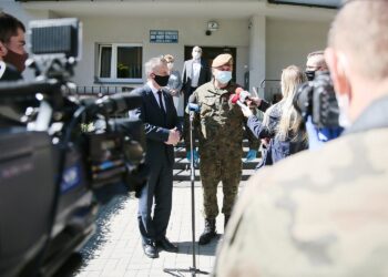 21.05.2020. Kielce. Konferencja przed Domem Pomocy Społecznej przy ulicy Złotej. Na zdjęciu (w środku od lewej): Zbigniew Koniusz - wojewoda świętokrzyski,  płk Grzegorz Motak - dowódca 10. świętokrzyskiej Brygady Obrony Terytorialnej / Wiktor Taszłow / Radio Kielce