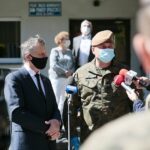 21.05.2020. Kielce. Konferencja przed Domem Pomocy Społecznej przy ulicy Złotej. Na zdjęciu (od lewej): Zbigniew Koniusz - wojewoda świętokrzyski,  płk Grzegorz Motak - dowódca 10. świętokrzyskiej Brygady Obrony Terytorialnej / Wiktor Taszłow / Radio Kielce