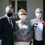 21.05.2020. Kielce. Konferencja przed Domem Pomocy Społecznej przy ulicy Złotej. Na zdjęciu (od lewej): Zbigniew Koniusz - wojewoda świętokrzyski, Ewa Olszewska-Lipiec - kierownik działu opiekuńczo-terapełtycznego, Romuald Jantarski - dyrektor DPS PZN w Kielcach / Wiktor Taszłow / Radio Kielce