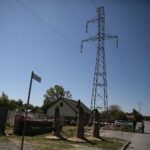 21.05.2020 Kielce. Osiedle Sieje. Wymiana słupów wysokiego napięcia / Wiktor Taszłow / Radio Kielce