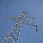 21.05.2020 Kielce. Osiedle Sieje. Wymiana słupów wysokiego napięcia / Wiktor Taszłow / Radio Kielce