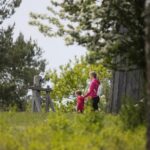 23.05.2020. Tokarnia. Pierwsi goście w skansenie / Wiktor Taszłow / Radio Kielce