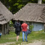 23.05.2020. Tokarnia. Pierwsi goście w skansenie / Wiktor Taszłow / Radio Kielce