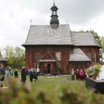 24.05.2020. Tokarnia. Msza święta przed zabytkowym kościołem z Rogowa / Wiktor Taszłow / Radio Kielce