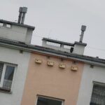 23.05.2020. Kielce. Osiedle Bocianek. Budki lęgowe dla jerzyków / Wiktor Taszłow / Radio Kielce